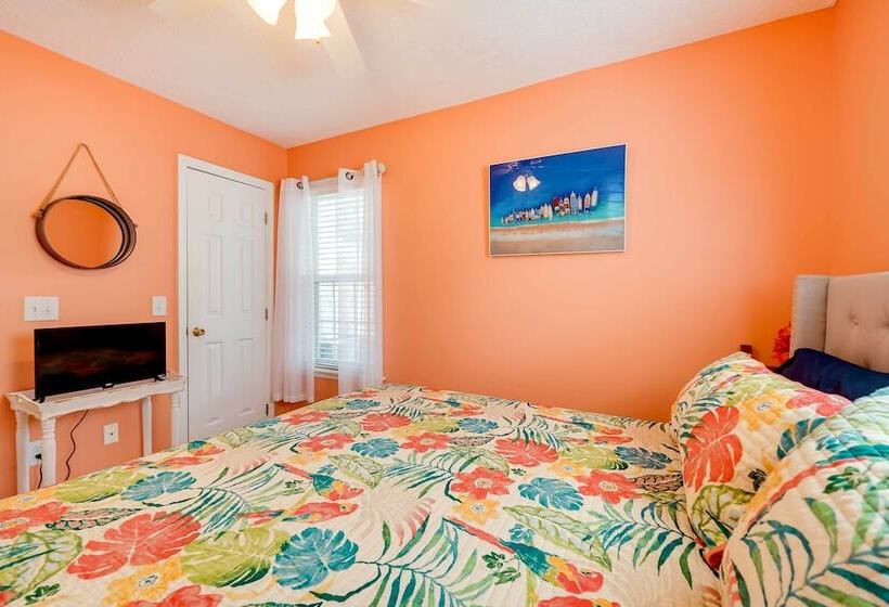 Oak Island Hideaway Hut ~ 1 Mi To Long Beach!