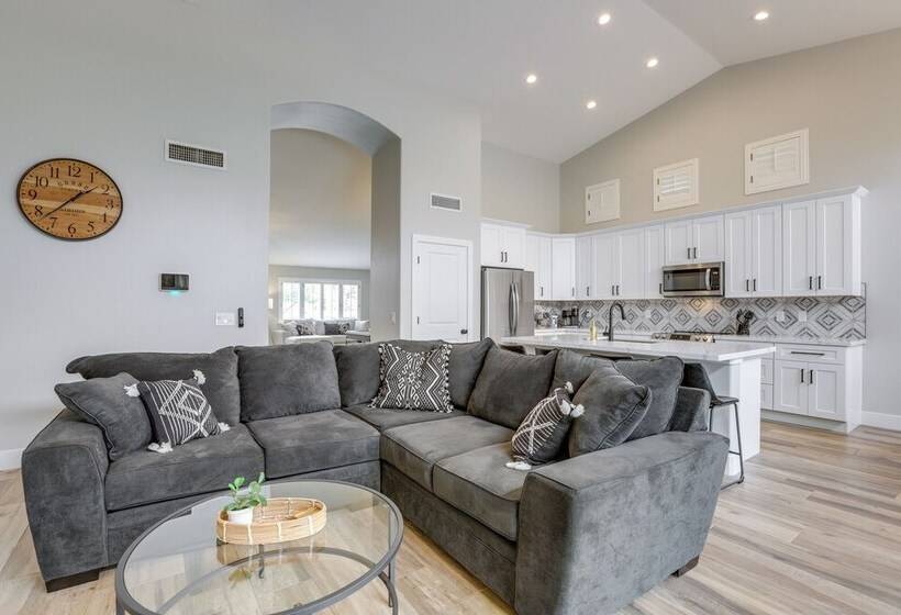 Central Peoria Home W/ Heated Pool ~ 2 Mi To Dtwn!