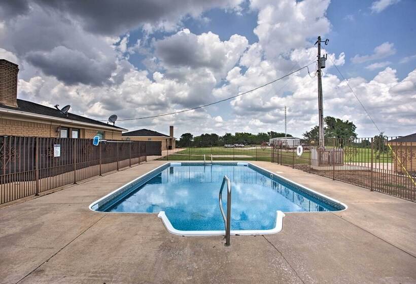 Pet Friendly Efficiency Cottage W/ Pool!