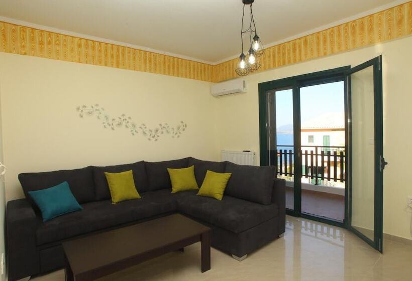 اقامتگاه Charming 4 Bed House In Nikiana
