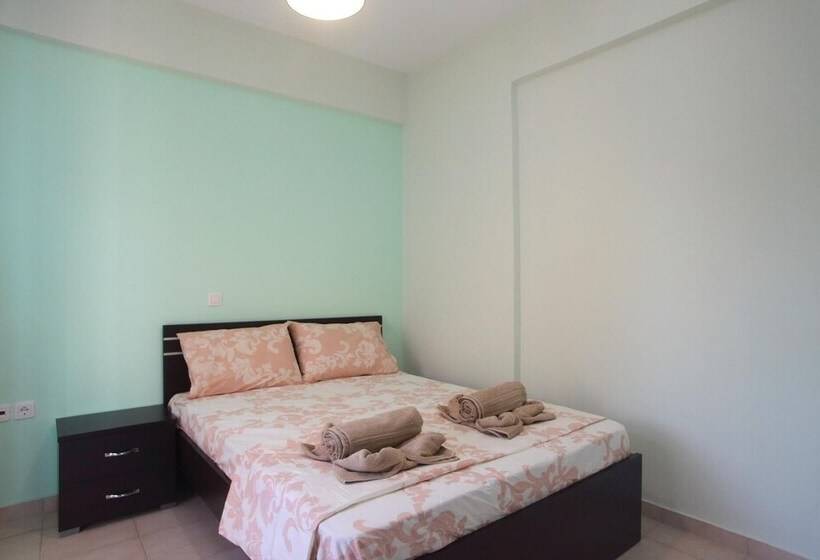 اقامتگاه Charming 4 Bed House In Nikiana