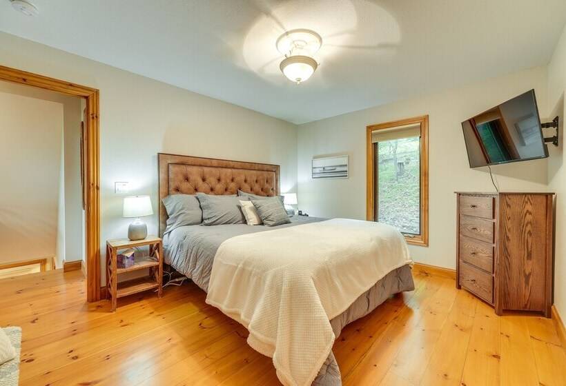 Secluded Cabin W/ Hot Tub Near Table Rock Lake!