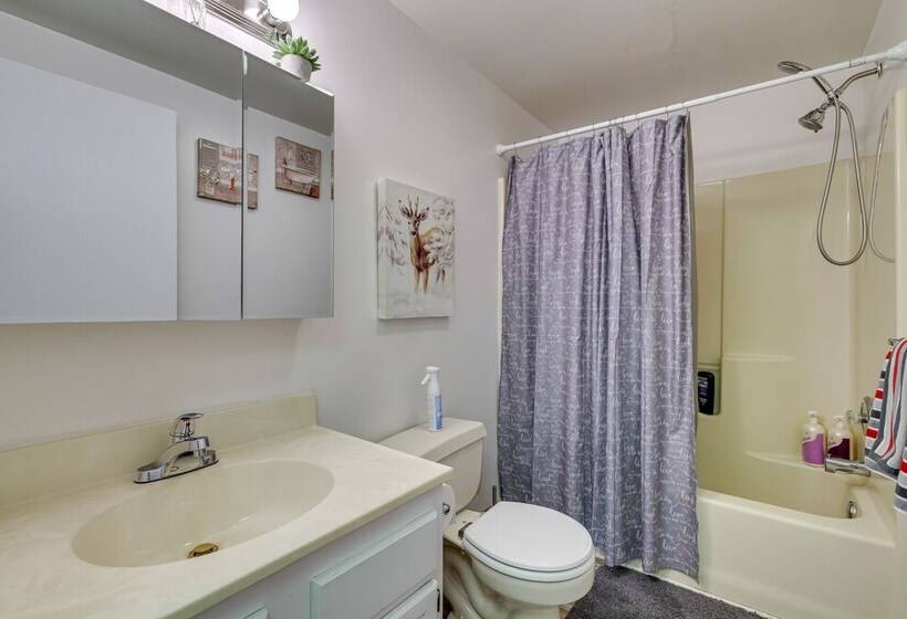Spacious Home W/ Pool Table & Deck   Near Casino!