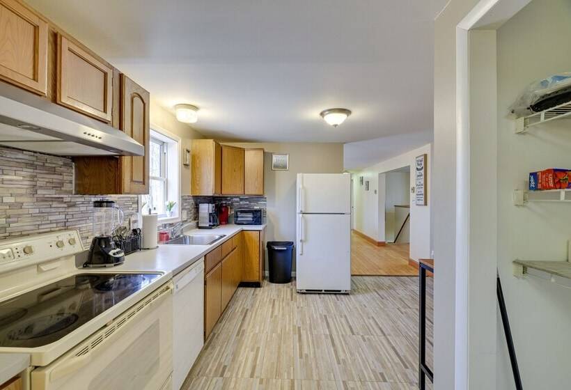 Spacious Home W/ Pool Table & Deck   Near Casino!