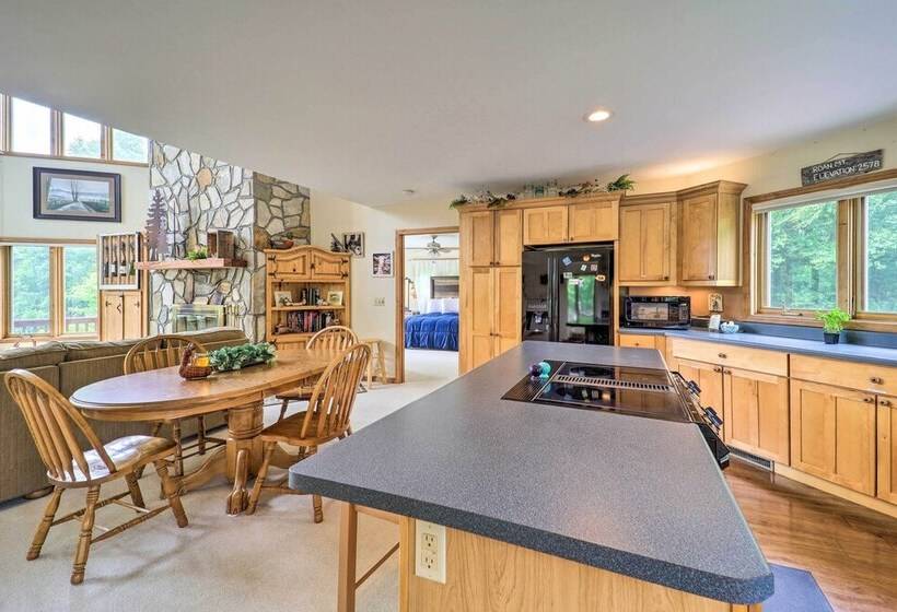 Spruce Pine Retreat W/ Gas Grill + Mtn Views!