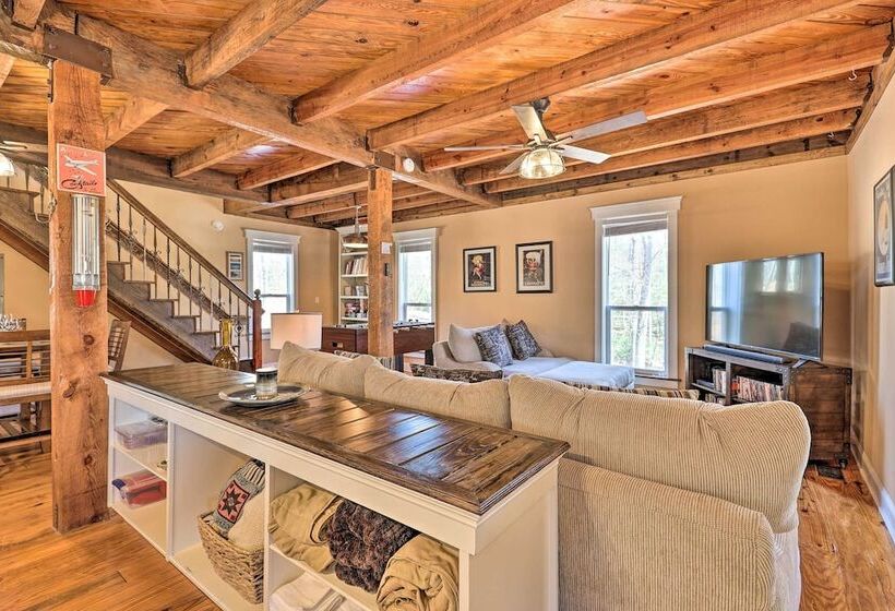 Yadkin Valley Cabin Retreat W/ Deck, Fire Pit