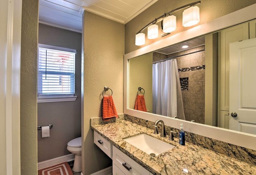 Beachfront Galveston Oasis: Balconies, Ocean View!