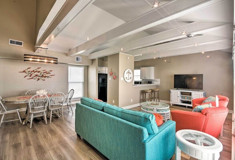 Beachfront Galveston Oasis: Balconies, Ocean View!