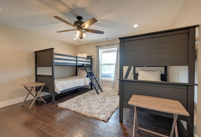 Beautiful Franklin Home W/ Bunkhouse & Hot Tub!