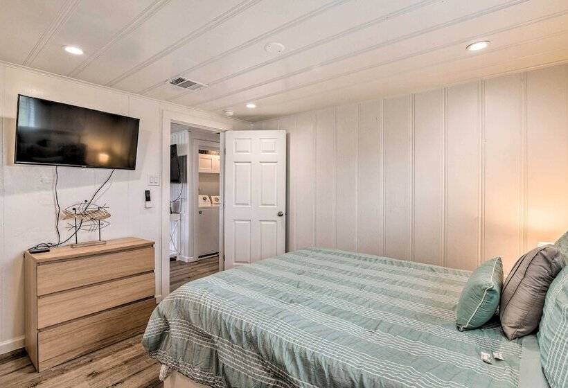 Family Friendly Freeport Home Walk To Beach!