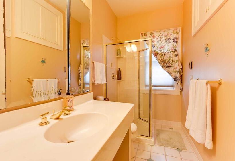 Charming Mpls Home W/ Patio   Walk To Uptown!