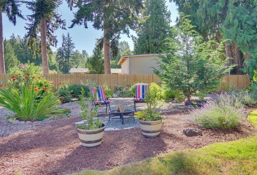 Charming Updated Retreat Walk To Lake Stevens!