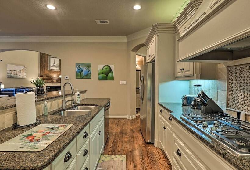 Chic Family Friendly Home In Irving W/ Yard!