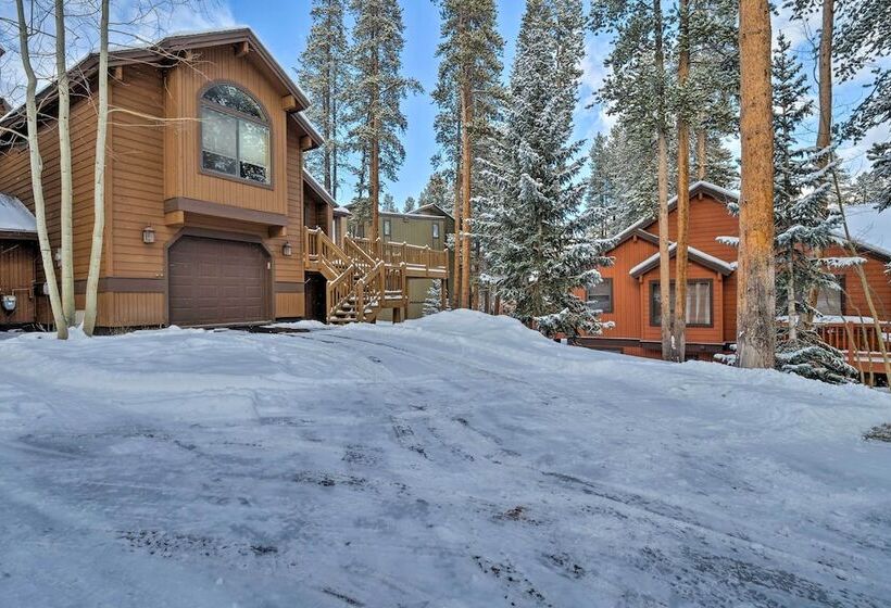 Colorado Bliss: Private Hot Tub, Fireplace & Deck!