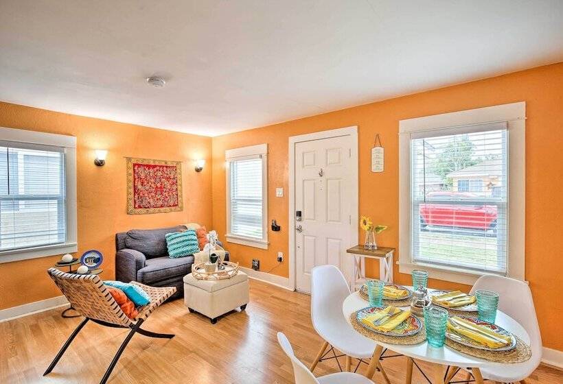 8 Mi To Aquarium: Long Beach Bungalow W/ Patio!