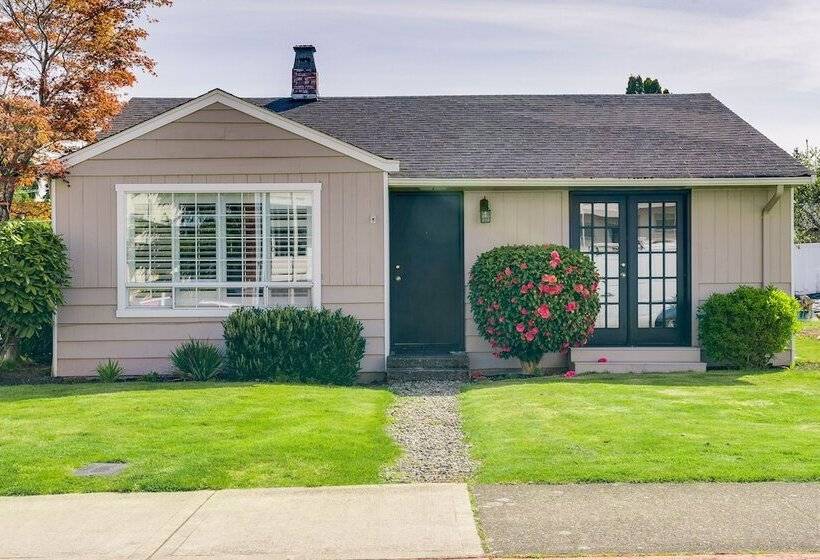 Downtown Kirkland Rental: Steps To Lake Washington