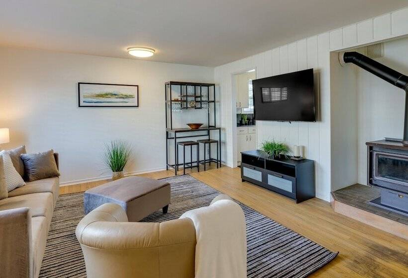 Downtown Kirkland Rental: Steps To Lake Washington