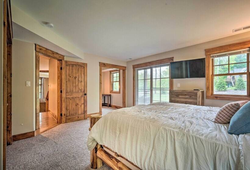 Elegant Mtn Chalet W/ Deck: 1 Mi To Mt Snow!