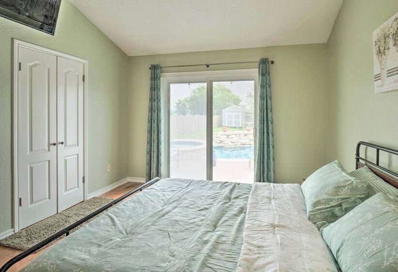 Gorgeous Hutto Home W/ Hot Tub, Pool, & Fire Pit!