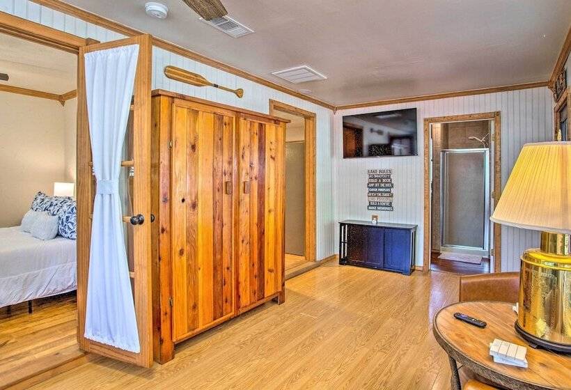 Covered Deck & Fire Pit: Gun Barrel City Escape!