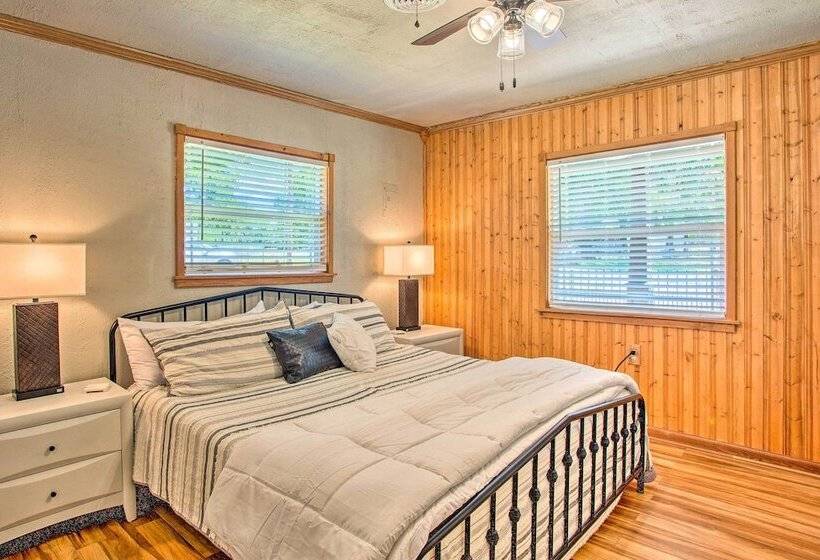 Covered Deck & Fire Pit: Gun Barrel City Escape!