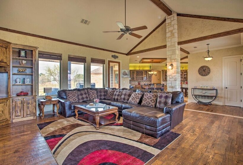 < 3 Mi To Texas Tulips: Pilot Point Home W/ Patio