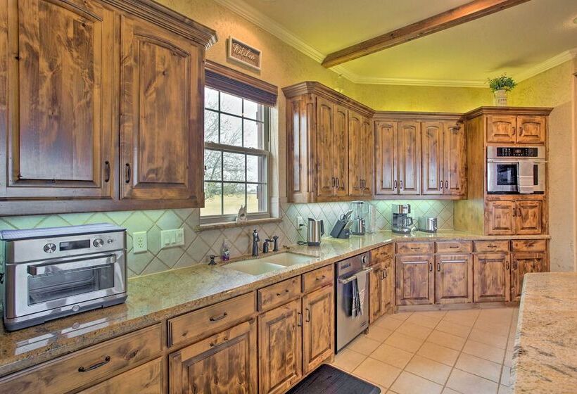 < 3 Mi To Texas Tulips: Pilot Point Home W/ Patio