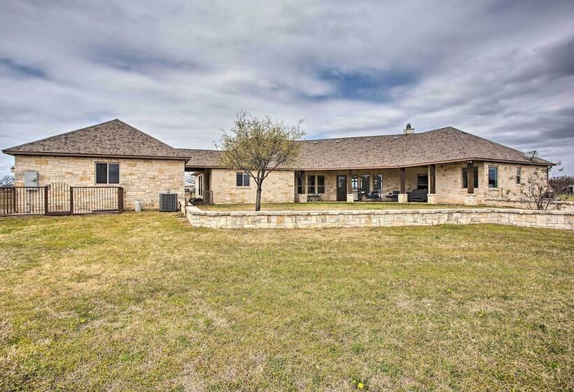 < 3 Mi To Texas Tulips: Pilot Point Home W/ Patio