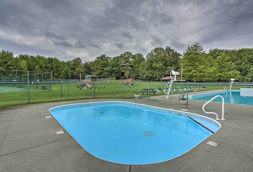 Pennsylvania Cabin W/ Community Pool