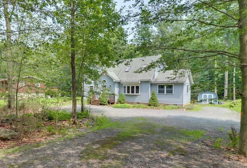 Pet Friendly Pocono Lake Oasis W/ Game Room!