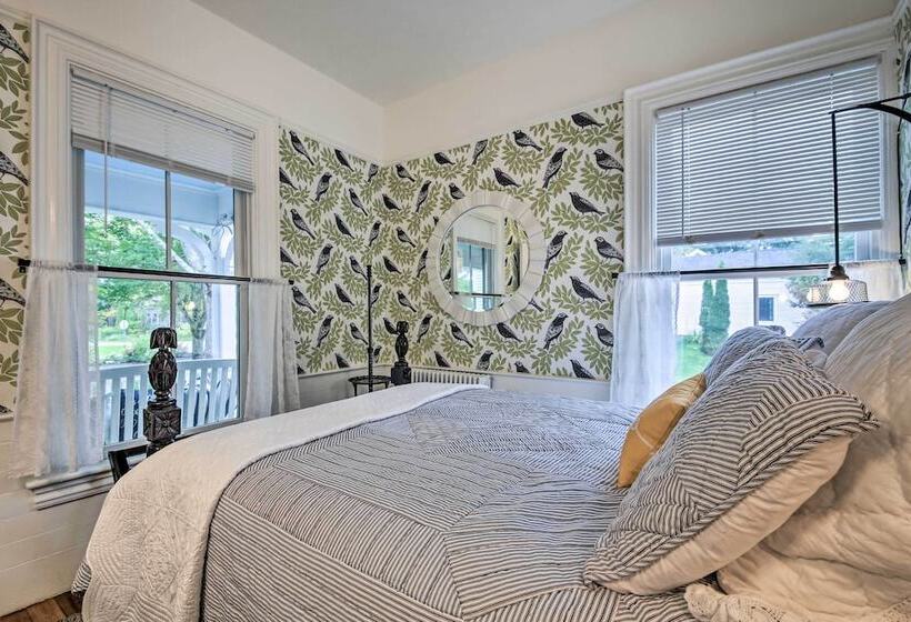 On Site Pond: Spacious Family Home In Jefferson!