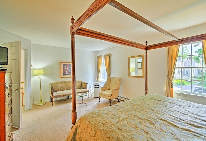 Walk To Dining: Downtown Lenox Guest House!