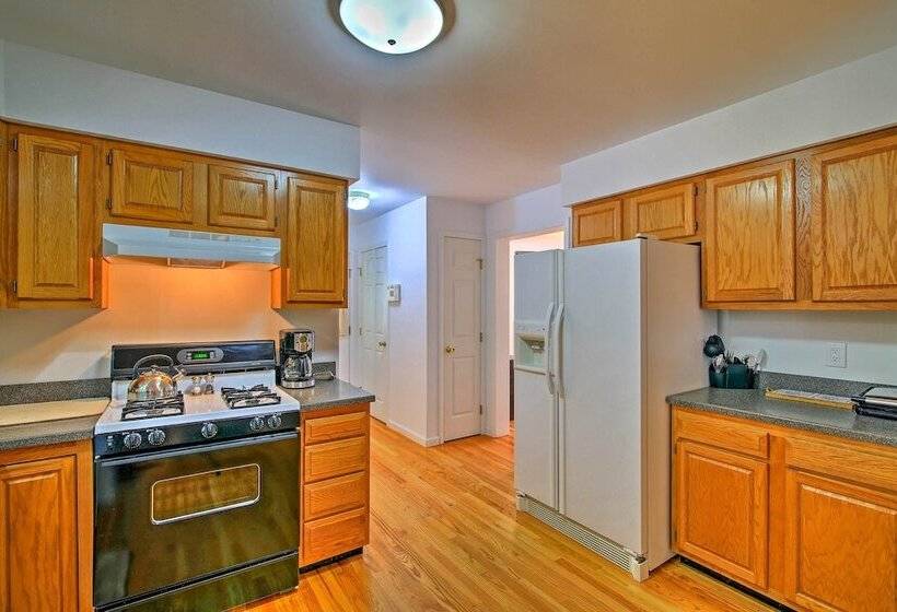 Walk To Dining: Downtown Lenox Guest House!