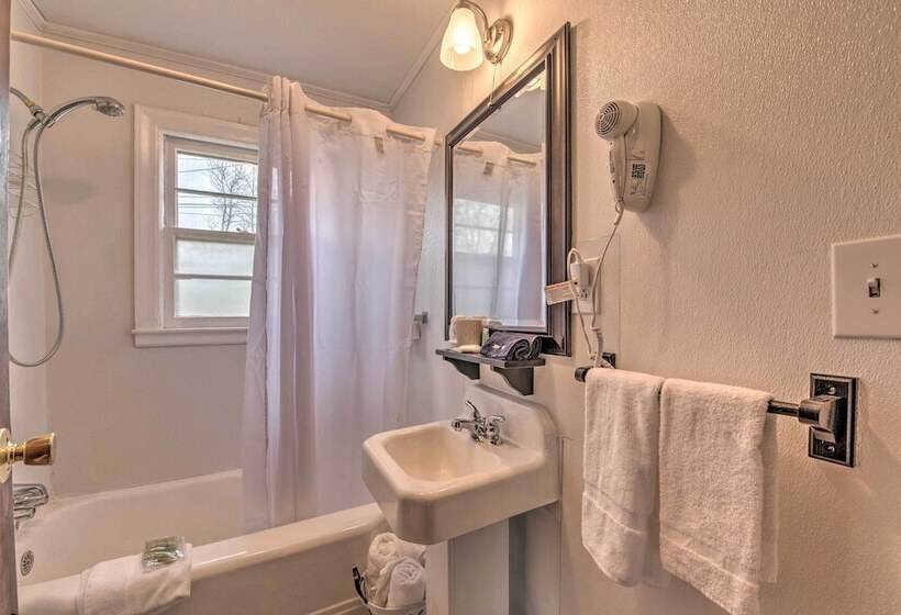 Quaint & Scenic Country Cottage, 3 Mi To New River