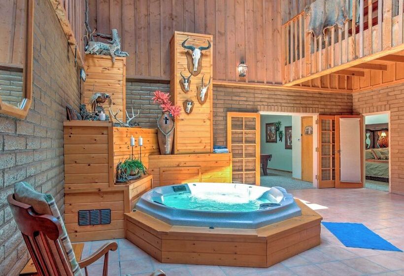 Spacious Alto House On 8 Private Acres W/ Hot Tub!