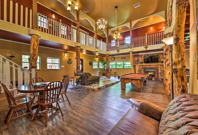 Spacious Conroe Home W/ Foosball & Pool Table!