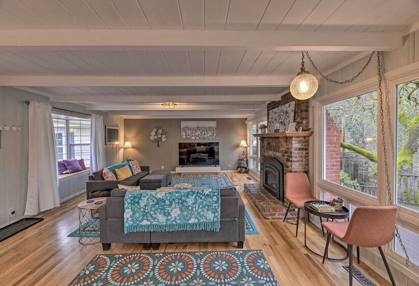 Spacious Grants Pass Home W/ Hot Tub & Views!
