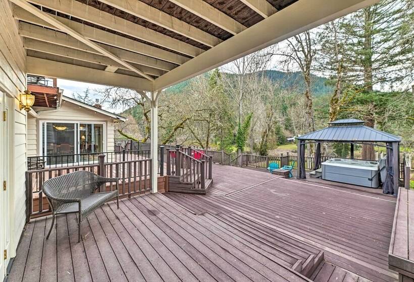 Spacious Grants Pass Home W/ Hot Tub & Views!