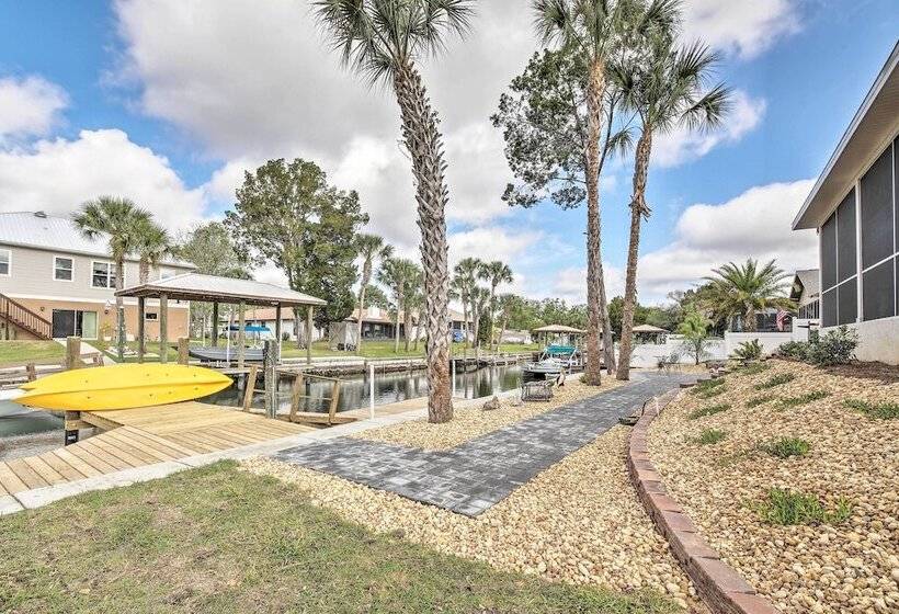 Canalside Crystal River Home W/ Dock & Kayaks