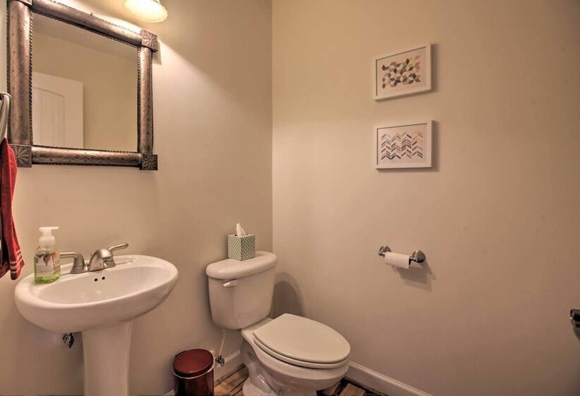 Spacious Wintergreen Resort Home W/ Hot Tub!