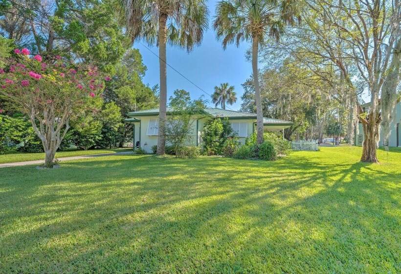 Sunny Home In Yankeetown W/ Lanai & Backyard!