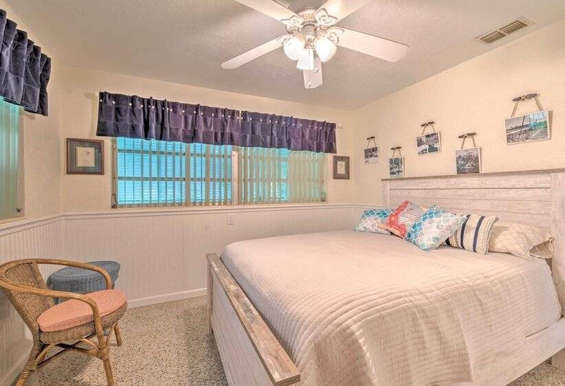 Sunny Home In Yankeetown W/ Lanai & Backyard!