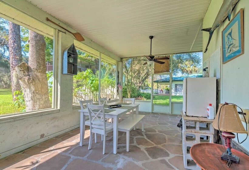 Sunny Home In Yankeetown W/ Lanai & Backyard!