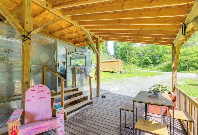 Unique Converted Trailer In Marshall: Pet Friendly