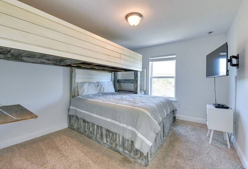 2 Story Pet Friendly Home: 2 Blocks To Ocean!