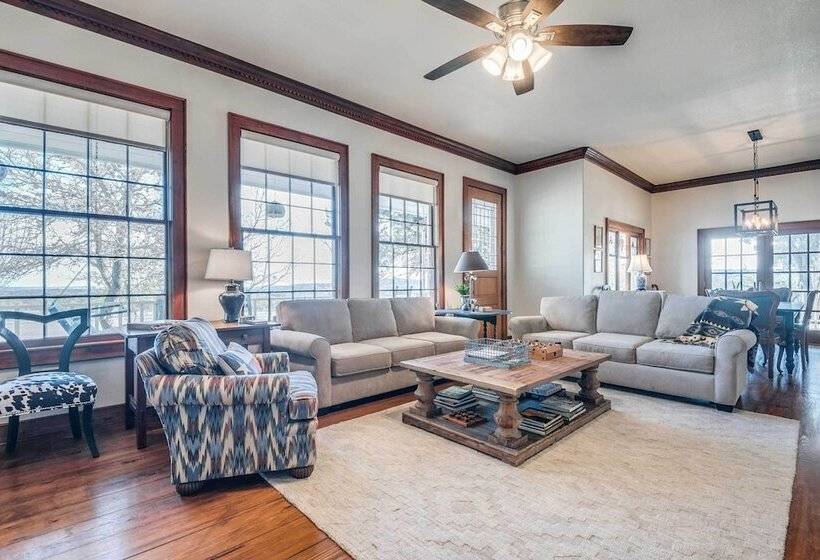 Beautiful Hill Country Ranch Home   4 Mi To Town!