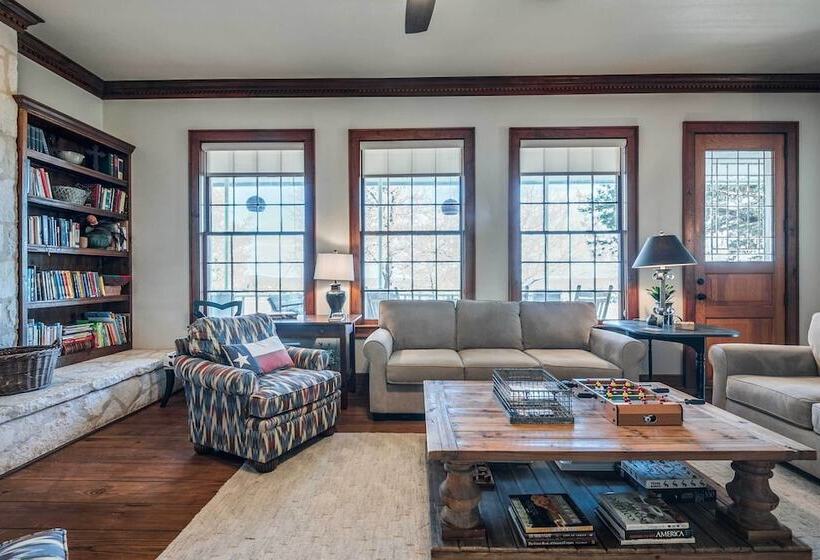 Beautiful Hill Country Ranch Home   4 Mi To Town!