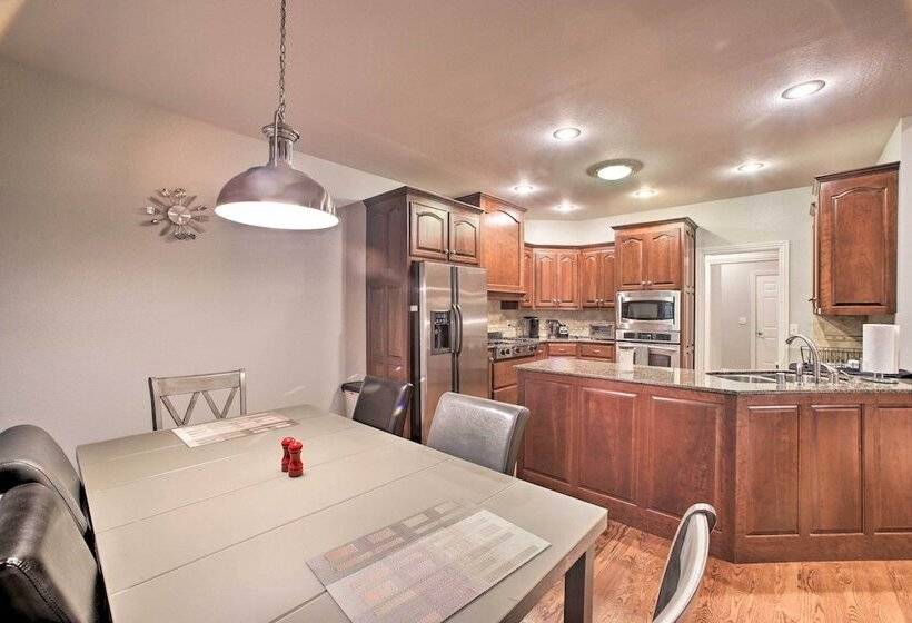 Bentonville Home W/ Pool Table, 2 Mi To Downtown!