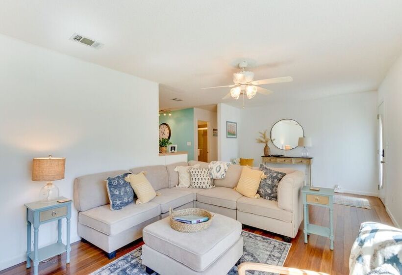 Bright Navarre Vacation Rental, 2 Mi To Beach!