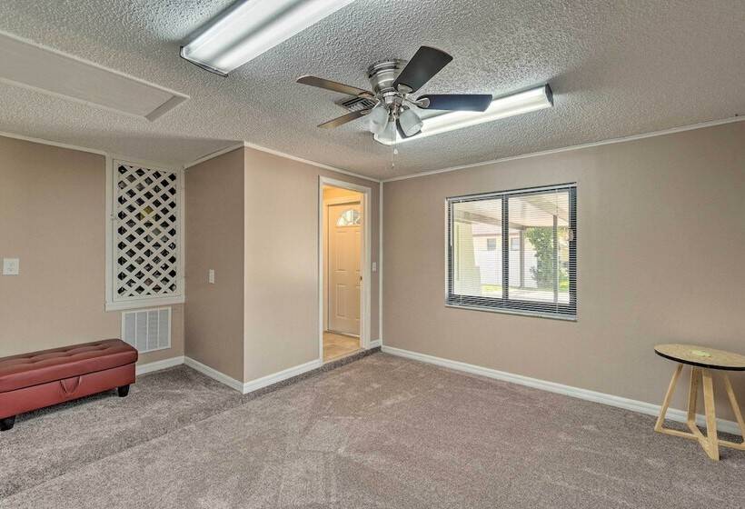 Bright Venice Home W/ Yard < 4 Miles To Beach!